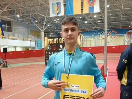 13-річний українець встановив світовий рекорд зі стрибків з жердиною - 4,40 метри