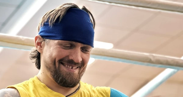Усик повеселил сеть зажигательным танцем накануне боя с Верховеном 