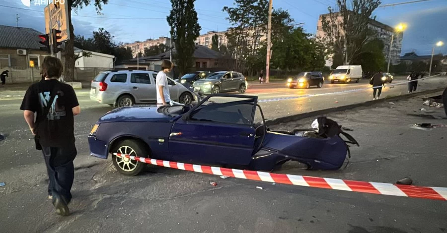 В Днепре автомобиль снес остановку в результате ДТП, есть раненые и погибшие 