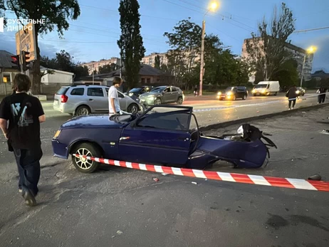В Днепре автомобиль снес остановку в результате ДТП, есть раненые и погибшие 