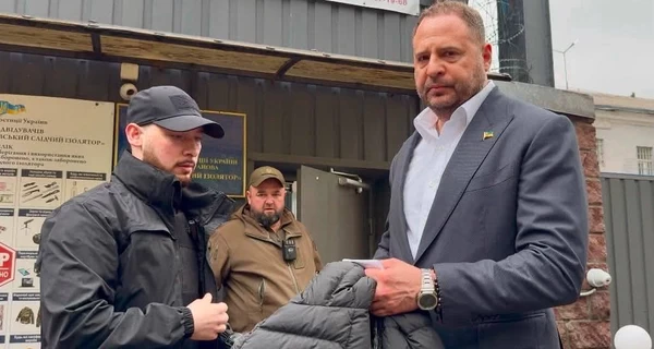 Єрмак вийшов із СІЗО у супроводі охоронців
