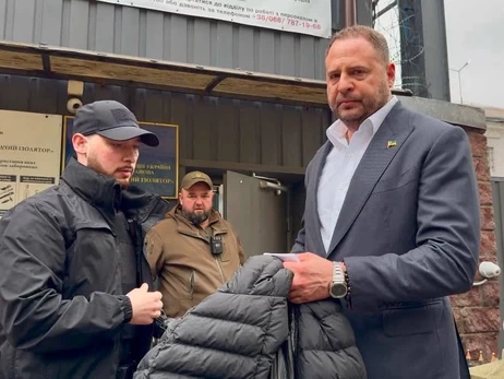 Єрмак вийшов із СІЗО у супроводі охоронців