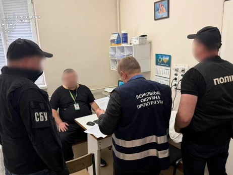 На Закарпатті уролог продавав ухилянтам камені з нирок інших пацієнтів