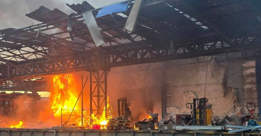 Росіяни тричі за добу атакували депо Нової пошти у Харкові