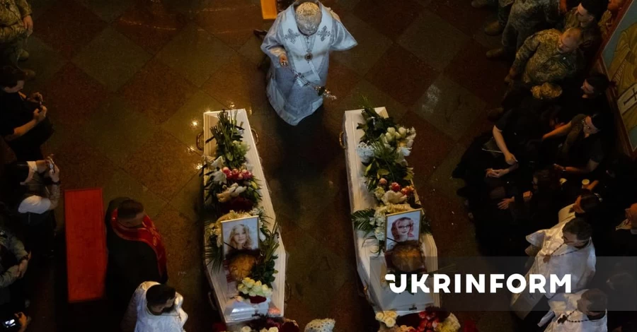 У Києві прощаються з двома сестрами, яких вбила російська ракета
