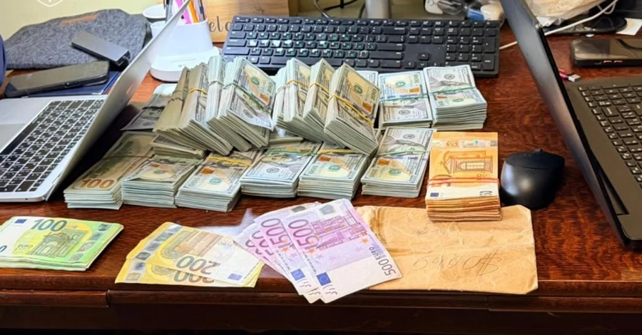 Операція з очищення Нацполу: у керівників поліції вилучили елітні авто, мільйони готівки та зброю