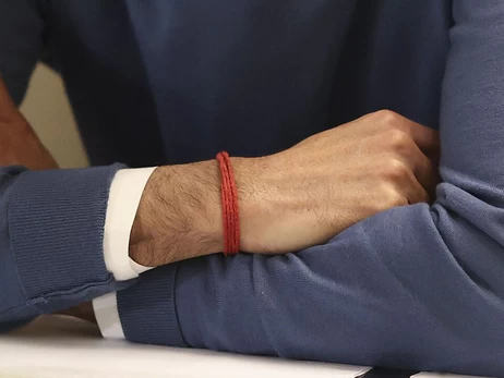 Магія, мода чи оберіг: таємниці червоної нитки на зап'ясті політиків та знаменитостей