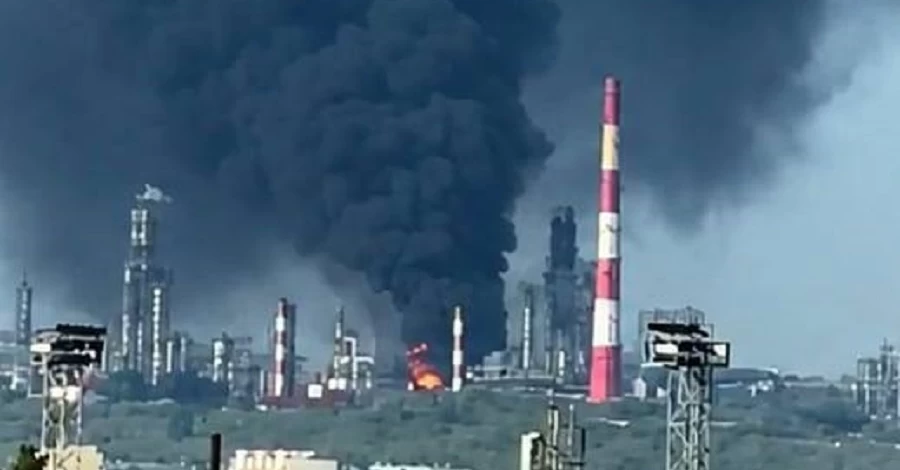 После атаки БПЛА на Сызранский НПЗ в Самарской области горит установка переработки нефти