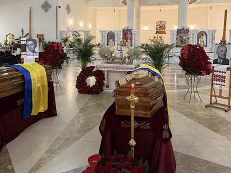 В Киев привезли прах лидера ОУН Андрея Мельника и его супруги