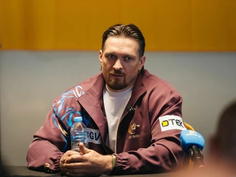 Усик зустрівся з ветеранами-енергетиками ДТЕК напередодні бою в Каїрі