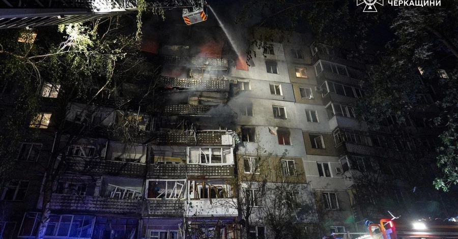 В Черкассах россияне попали дроном в многоэтажку: ранены 11 человек, среди них - двое детей