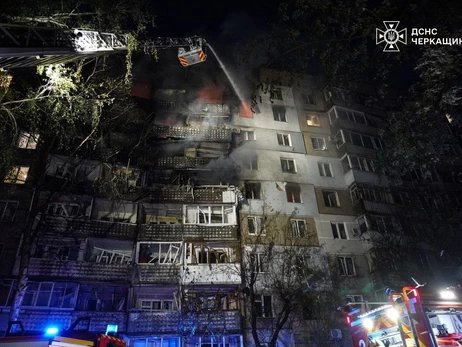 У Черкасах росіяни влучили дроном у багатоповерхівку: поранено 11 людей, серед них – двоє дітей