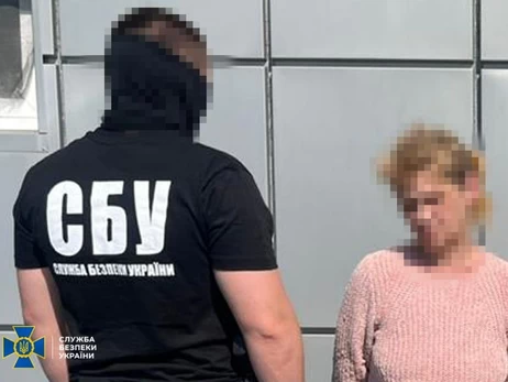 В Донецкой области разоблачили агентку РФ, которая корректировала удары по ВСУ и прятала боевика