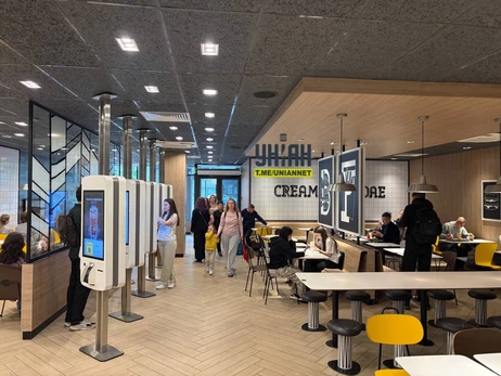 McDonald's на Лукьяновке открылся на четвертый день после обстрела