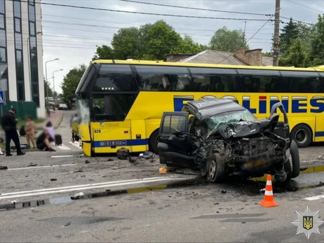 В Борисполе Jeep столкнулся с пассажирским автобусом, есть погибший и пострадавшие