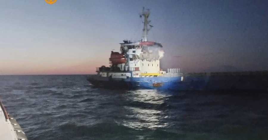 Росіяни атакували турецький суховантаж біля Одещини: спалахнула пожежа, є поранені
