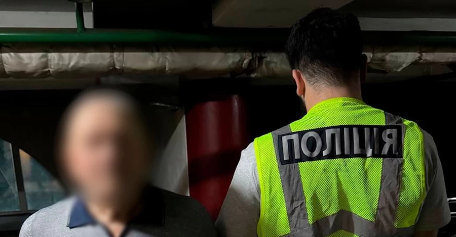 У Києві чоловік тяжко поранив перехожу випадковим пострілом