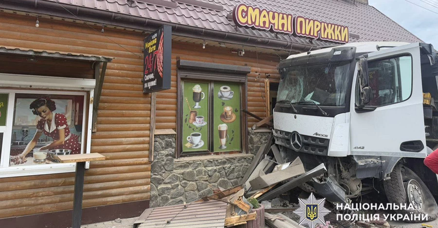 На Хмельниччині вантажівка протаранила авто та в’їхала в кафе - є загибла і постраждалі