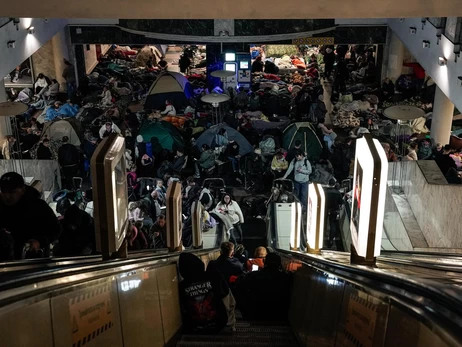 Метро не кемпінг: чи має влада право заборонити намети під час нічних тривог