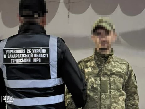 На Закарпатті чоловік продавав бойові гранати в банках з повидлом - його затримали