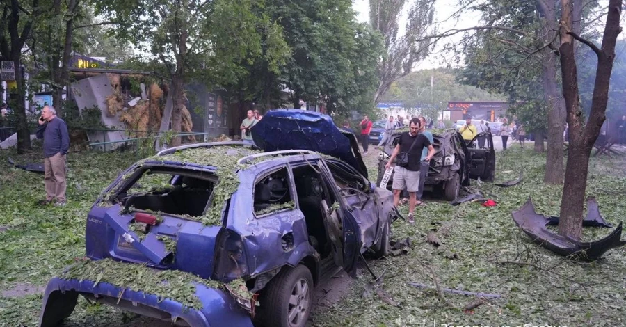 Росіяни кілька годин атакують Запоріжжя - є поранені, пошкоджено багатоповерхівку
