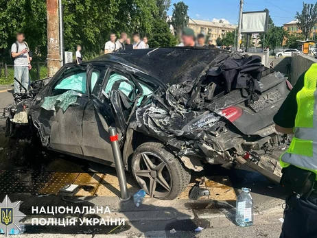 Смертельна аварія в Києві – авто на шаленій швидкості влетіло у підземний перехід, четверо людей загинуло