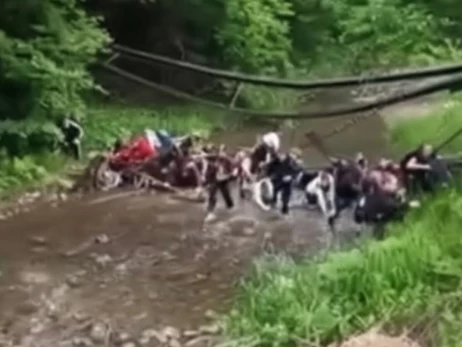 На Буковині обрушився міст з десятками дітей, є постраждалі