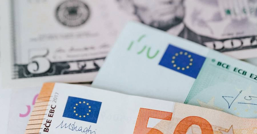 Доллар, подвинься: почему украинцы все чаще покупают евро