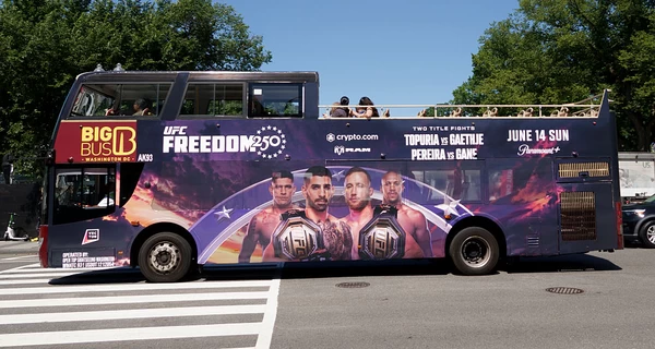 Во время боев UFC у Белого дома появятся модели в откровенных костюмах в цветах флага США