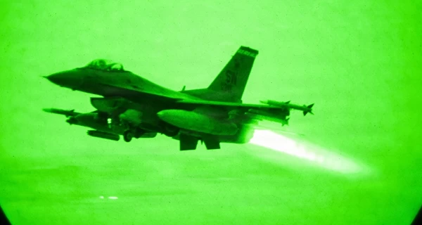 США та Іран обмінялися нічними ударами через збитий гелікоптер Apache