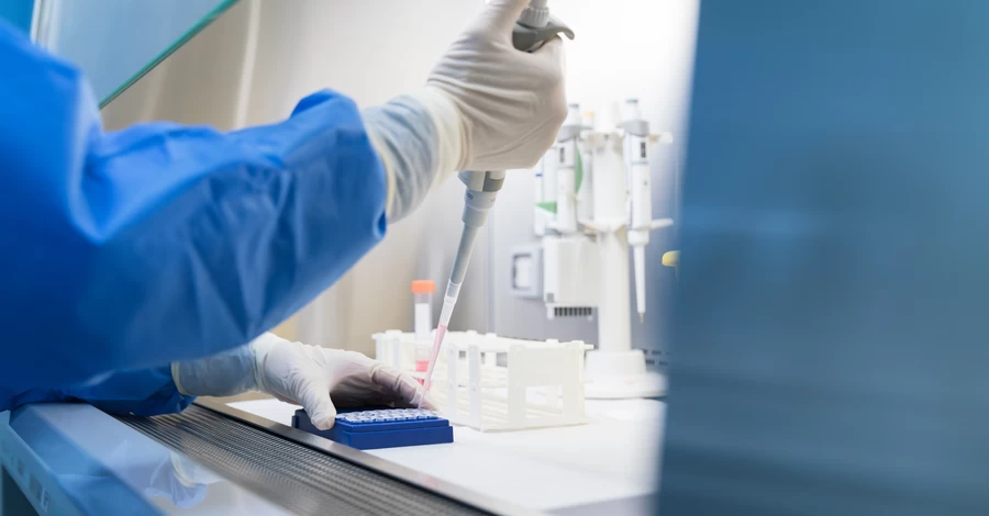 Британские ученые испытали на людях первую вакцину, созданную ИИ