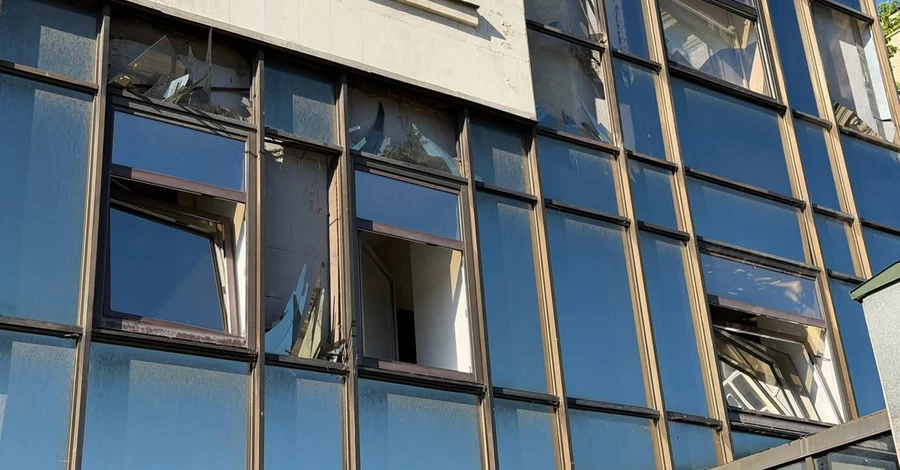 У Києві через російський обстріл пошкоджено будівлю ВАКС та кілька ЖК