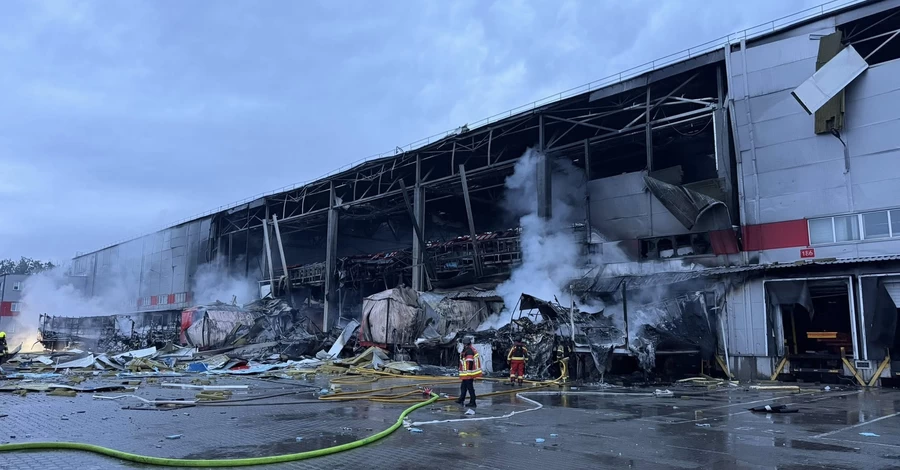 Во время ночного удара Россия уничтожила современный сортировочный терминал Новой почты в Киеве 