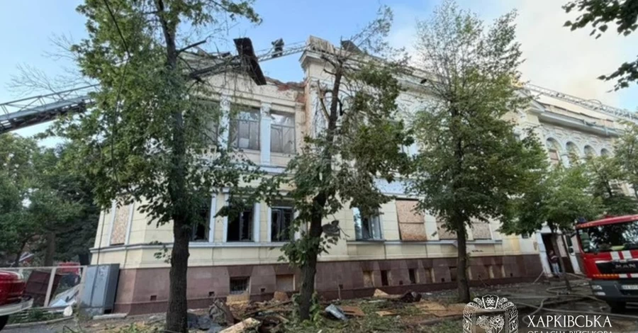 В Харькове россияне ударили дроном по художественному музею, эвакуировать картины помогал мэр
