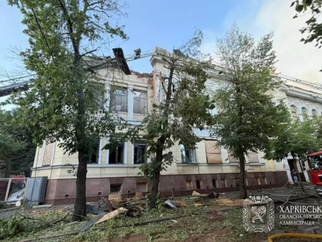 У Харкові росіяни вдарили дроном по художньому музею, евакуювати картини допомагав мер