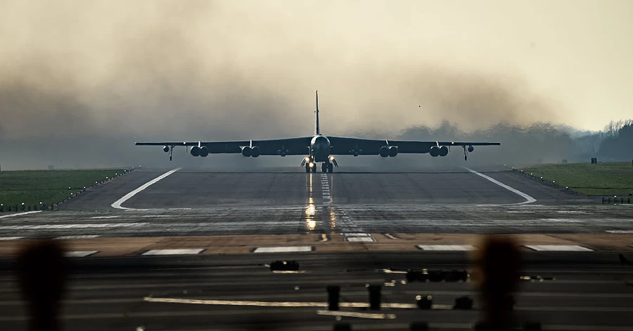 В Калифорнии вскоре после взлета разбился бомбардировщик B-52 с восемью людьми