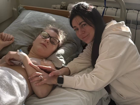 У Львові хірурги прооперували 13-річну дівчинку, в якої стерлася половина кістки суглоба