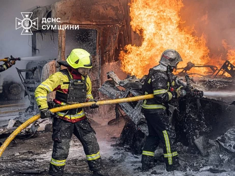 Біля Сум після авіаудару РФ спалахнули склади із сірковмісними речовинами