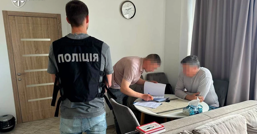 Экс-министру культуры сообщили о подозрении из-за выезда мужчин 