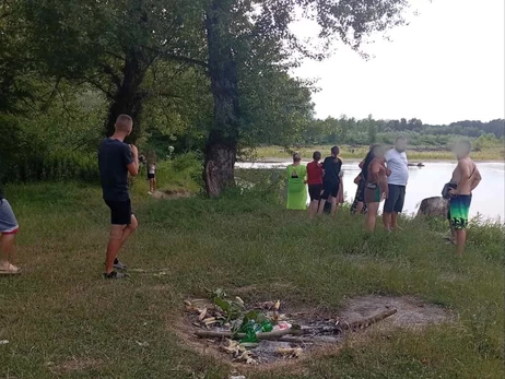 На Закарпатті течія віднесла чотирьох дітей – одного хлопчика шукають майже добу