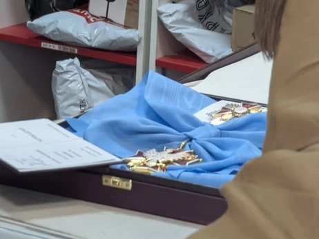 Активістка стала випадковим свідком повернення ордена Зеленського до Польщі “Новою поштою”
