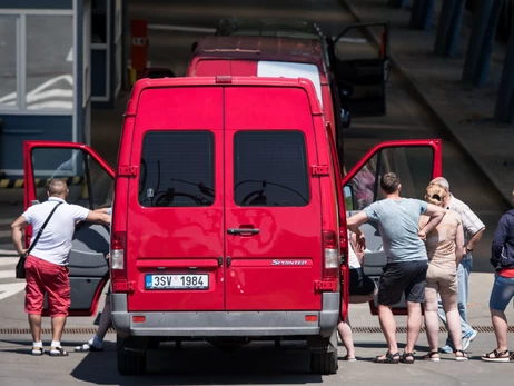 У черзі на курорт: що потрібно знати людям, які застрягли у спеку на кордоні