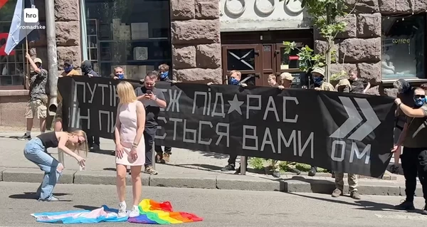 Сотрудница G×Bar извинилась за то, что топтала флаг ЛГБТ на «КиевПрайде» 