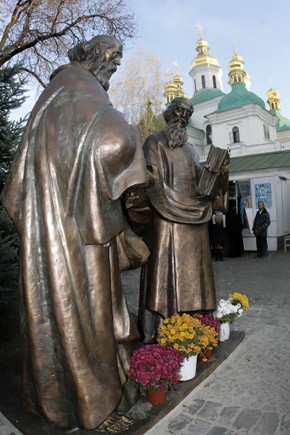 В Лавре установили памятник создателям славянской азбуки  