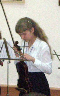 Консул Польши взволновал юную скрипачку 