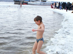 На Крещение горожане заполонили пляжи 