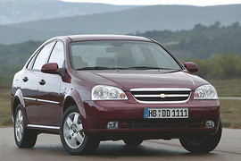 Дерево рухнуло на движущуюся машину 