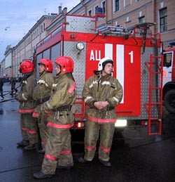 В пожаре на столичной стоянке сгорел охранник 