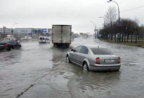 На Окружной дороге машины едва не утонули в фекалиях 