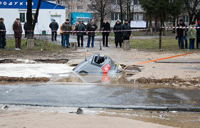 На Святошине иномарка утонула в яме 